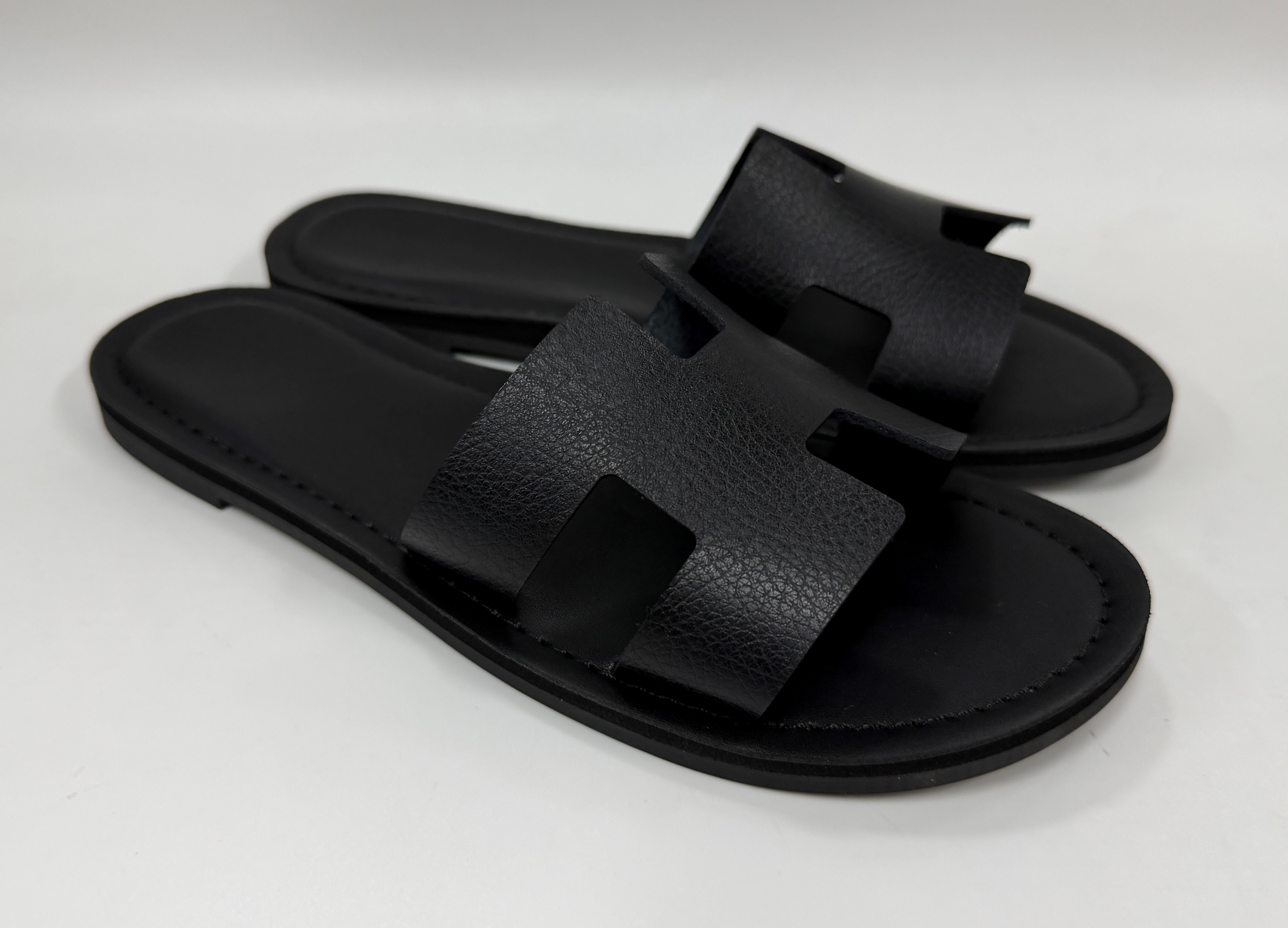 WOMEN'S CUTOUT STRAP SANDAL